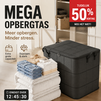 Zwarte opbergtas met hengsels naast gestapelde dekens, opgevouwen spijkerbroeken en overhemden op de vloer voor een kast. 4