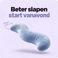 Blauw fluwelen S-vormig kussen zweeft voor een lichtpaarse achtergrond, schuin van boven gezien 1