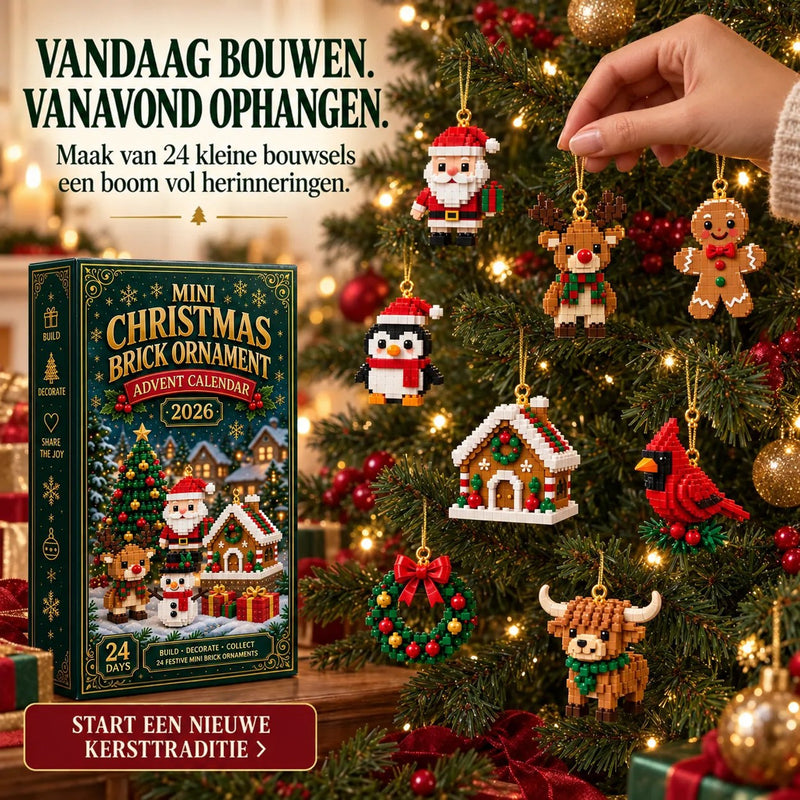 Hand hangt een blokjesornament in een kerstboom waar kerstman, pinguïn, rendier, peperkoekhuisje en vogel al aan hangen. 7