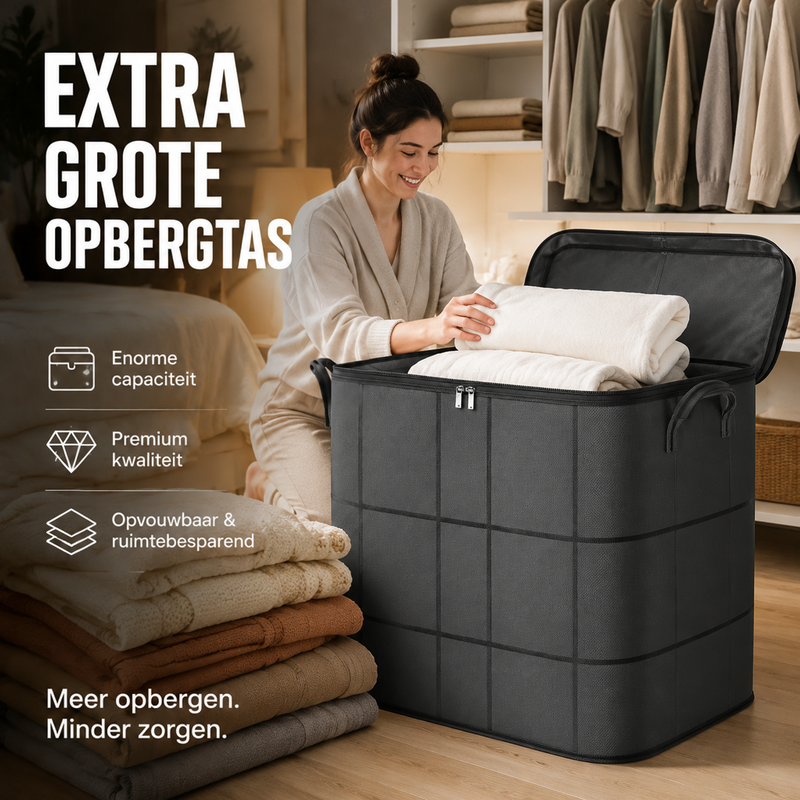 Vrouw legt een opgevouwen witte deken in de geopende zwarte opbergtas met ruitpatroon, naast gestapelde dekens in een slaapkamer. 1