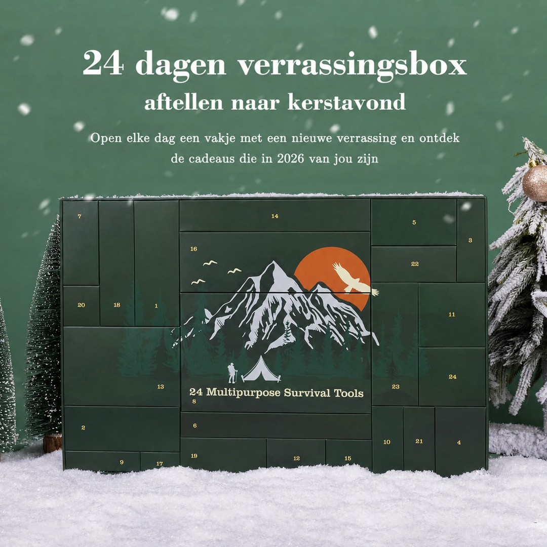Voorkant van de groene adventskalender met genummerde vakjes, tussen besneeuwde dennenboompjes op sneeuw 5