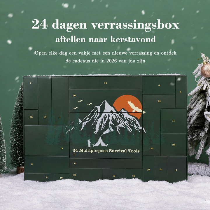 Voorkant van de groene adventskalender met genummerde vakjes, tussen besneeuwde dennenboompjes op sneeuw 5