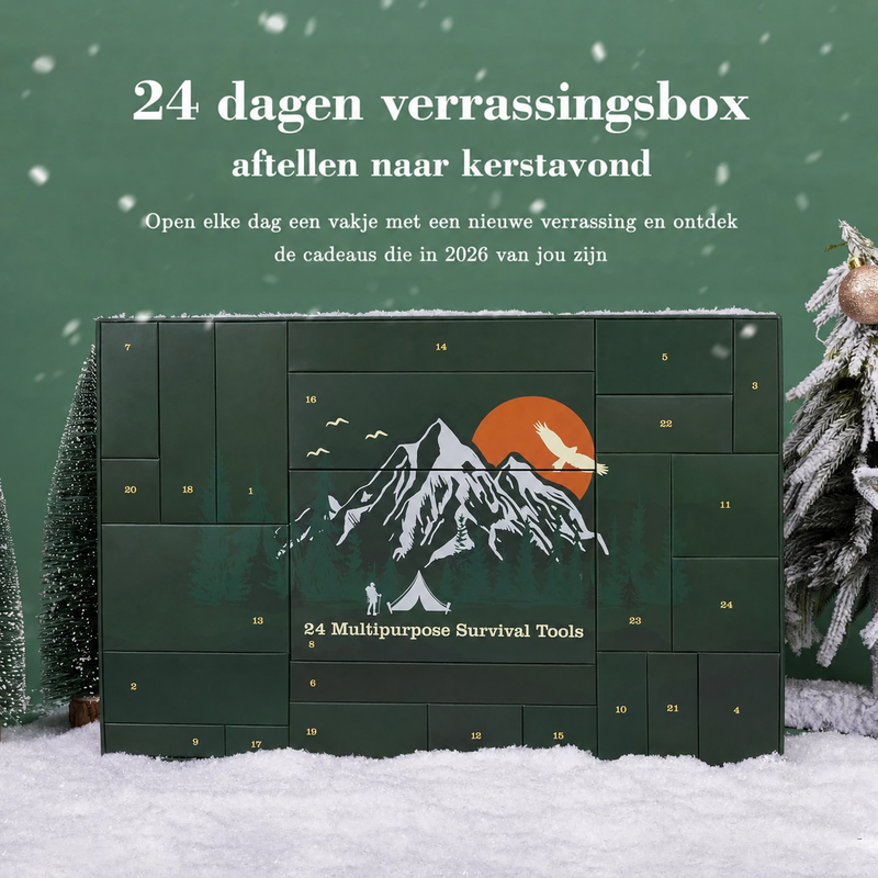 Voorkant van de groene adventskalender met genummerde vakjes, tussen besneeuwde dennenboompjes op sneeuw 5