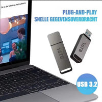 Twee USB-sticks, een met dop en een zonder, naast een laptop waarop foto's te zien zijn 2