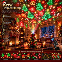 Rode en groene projectie van kerstbomen, cadeaus, kerstklokken en zuurstokken op het plafond van een gezellige kamer 3