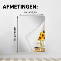 Rechthoekig spiegelvel aan een witte muur met omgekrulde hoek, zonnebloemen weerspiegeld, met maataanduiding voor breedte en 12