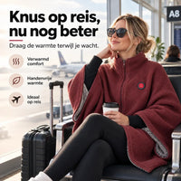 Vrouw met zonnebril zit in een vertrekhal, gehuld in de rode wafelstructuur deken met rits 1
