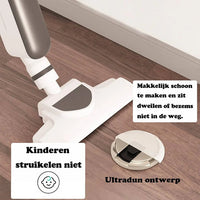 Zeer platte deurstop op een houten vloer naast een stofzuigermond, om te laten zien dat hij schoonmaken niet hindert 2