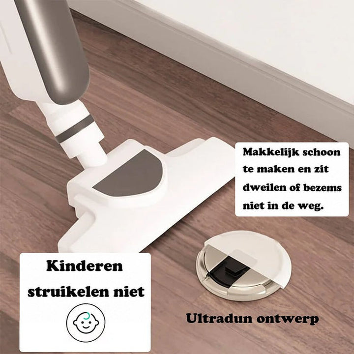 Zeer platte deurstop op een houten vloer naast een stofzuigermond, om te laten zien dat hij schoonmaken niet hindert 2