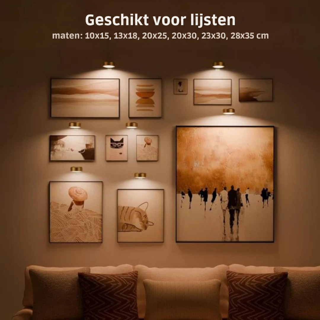 Gouden lampjes boven een wand vol lijsten in verschillende formaten, boven een bank in warme sfeer 2