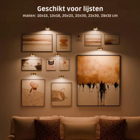 Gouden lampjes boven een wand vol lijsten in verschillende formaten, boven een bank in warme sfeer 2