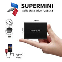 Zwarte compacte SSD op de handpalm om het kleine formaat te tonen, met afmetingen en USB-aansluitingen links. 3