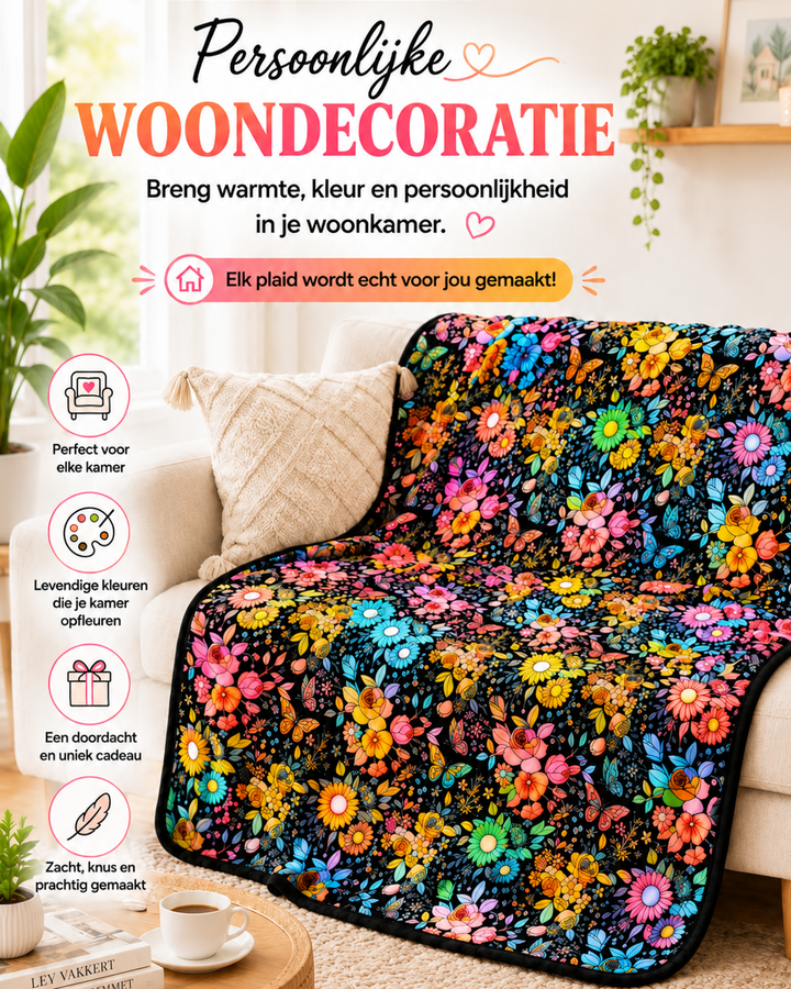 Deken met bloemen en vlinders in felle kleuren, ingekleurd en over een bank gedrapeerd in een woonkamer 2