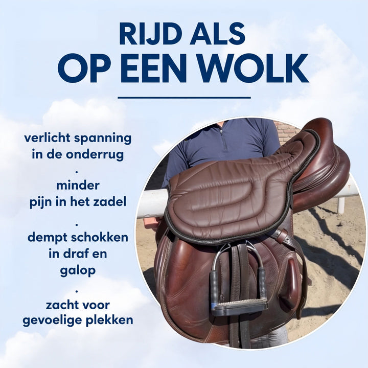 Man in blauw shirt houdt een bruin springzadel vast met daarop een bruin zadelkussen 4