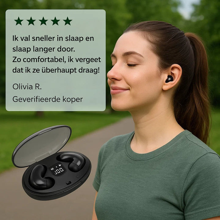 Vrouw in groen shirt met een zwart oordopje in het park, met laadcase en klantbeoordeling 7