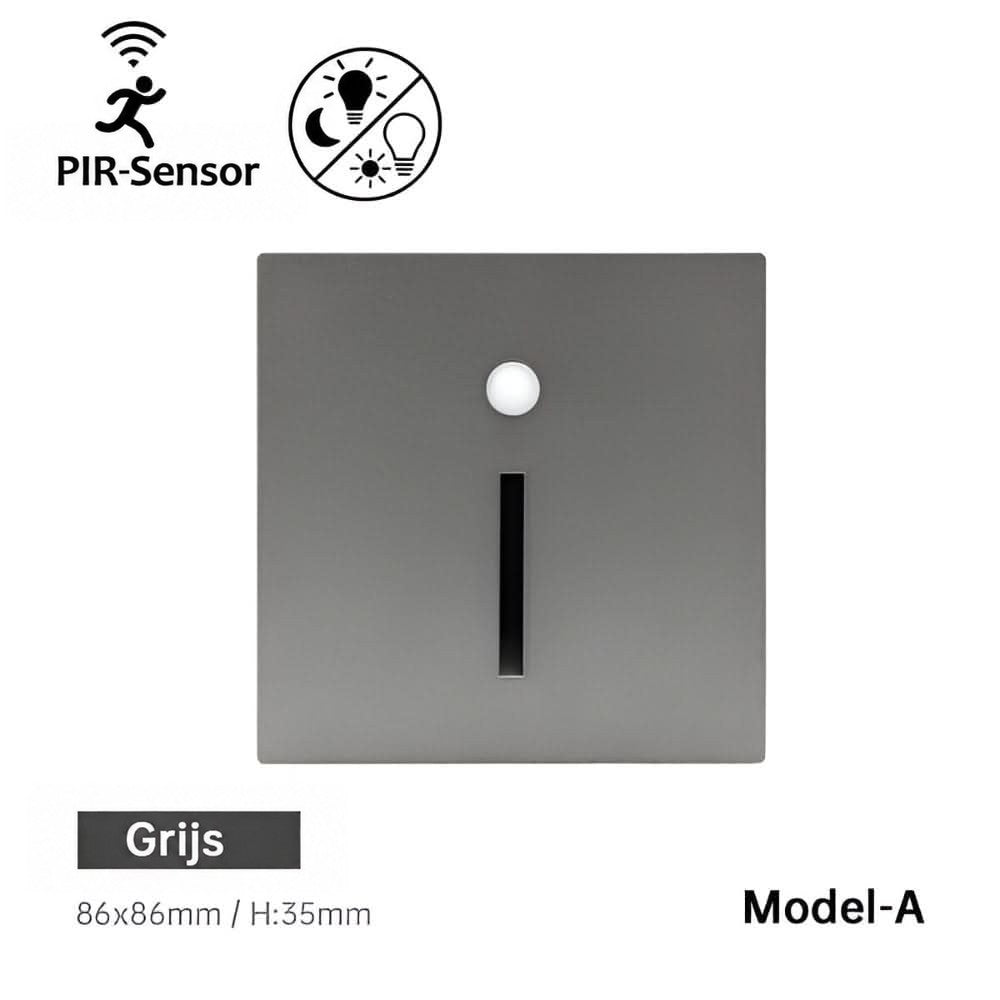 Grijs vierkant wandlampje met sensor en smalle verticale lichtsleuf, vooraanzicht op lichte achtergrond 8