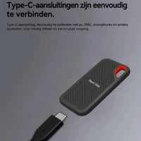 Zwarte SSD met oranje lus naast een USB-C-kabel die op de poort wordt aangesloten 3