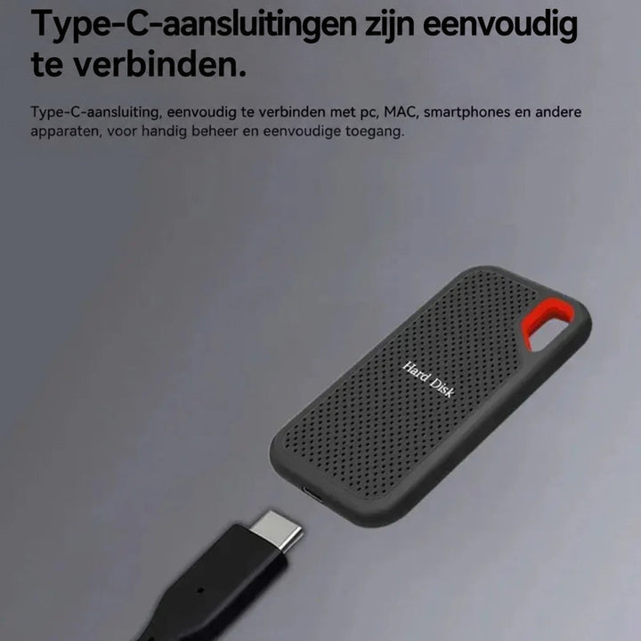 Zwarte SSD met oranje lus naast een USB-C-kabel die op de poort wordt aangesloten 3