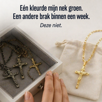 Gouden crucifixketting op een linnen zakje, naast een juwelendoosje met drie doffe, verweerde kruisen 3
