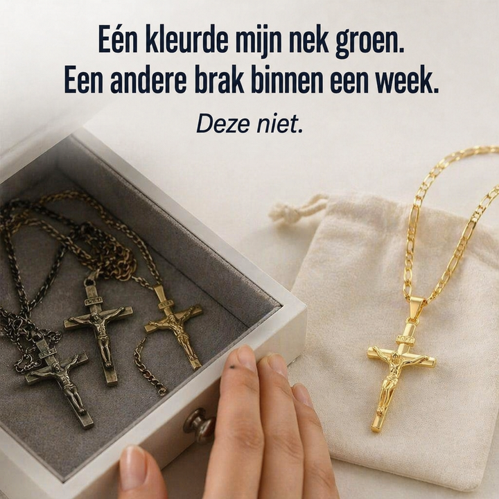 Gouden crucifixketting op een linnen zakje, naast een juwelendoosje met drie doffe, verweerde kruisen 3