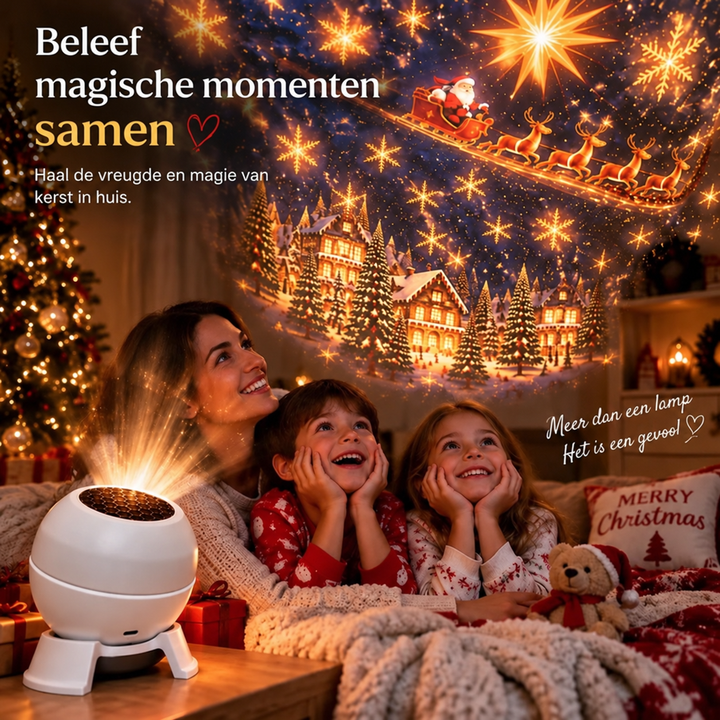 Moeder en twee kinderen in kerstpyjama kijken glimlachend naar de kerstprojectie van de witte projector 6