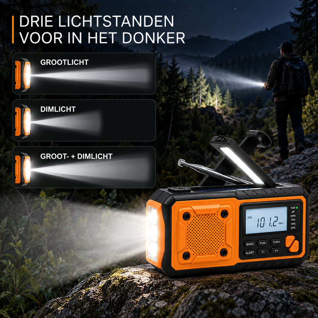 Radio met felle lichtbundel in een nachtelijk bos, met drie lichtstanden en een wandelaar op de achtergrond 6