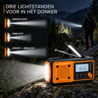Radio met felle lichtbundel in een nachtelijk bos, met drie lichtstanden en een wandelaar op de achtergrond 6