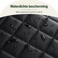 Close-up van het zwarte, gestikte kunstleer met waterdruppels die op het oppervlak blijven liggen en niet intrekken. 3