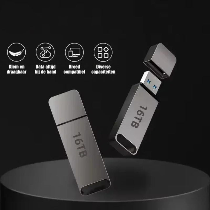 Twee zwevende USB-sticks op een donkere sokkel, een met geopende dop en zichtbare connector 4