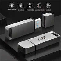 Twee metalen USB-sticks op een donker oppervlak, een met losse dop en blauwe USB-connector 5