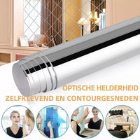 Opgerolde zilverkleurige spiegelfolie met daaronder vier kleine voorbeelden van gebruik als spiegel aan de wand, in een woonkamer als achtergrond. 1