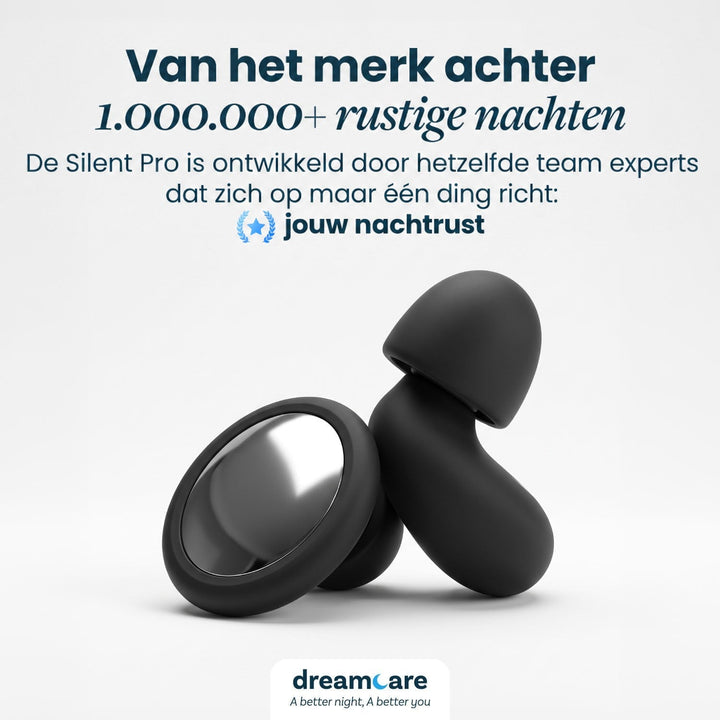 Twee zwarte siliconen oordoppen met glanzend plat buitenvlak, schuin tegen elkaar op een lichte achtergrond. 24