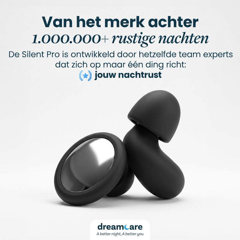 Twee zwarte siliconen oordoppen met glanzend plat buitenvlak, schuin tegen elkaar op een lichte achtergrond. 24