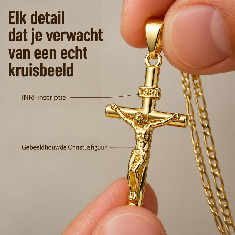 Detail van de hanger tussen twee vingers: het INRI-bandje en het uitgewerkte Christusbeeld, met de Figaro-ketting ernaast 2