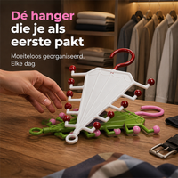 Wit en groen paraplurek plat op een houten tafel, met een hand die ernaar reikt 6