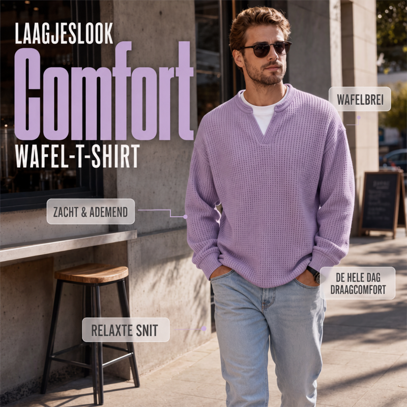 Man met zonnebril loopt over een stoep in een lila wafelgebreide top met wit shirt eronder, handen in de zakken. 1