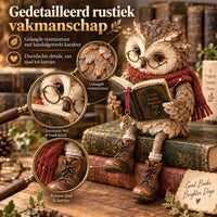 Uilenbeeldje op oude boeken met drie vergrootglazen die de veertextuur, de bril met boekdetail en de sjaal met laarsjes tonen. 4