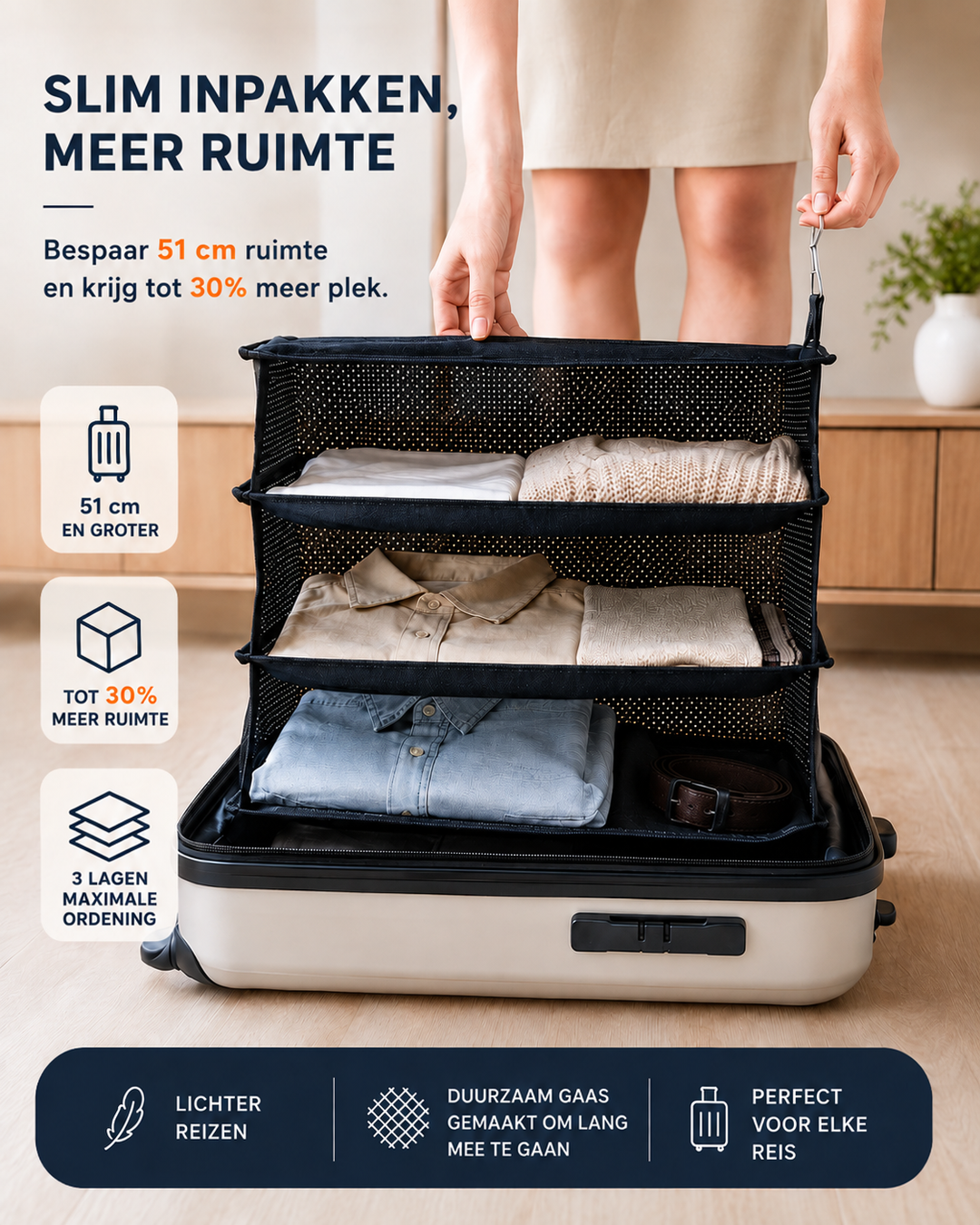 Vrouw haalt de uitgeklapte organizer met opgevouwen kleding en riem uit een crèmekleurige koffer 3