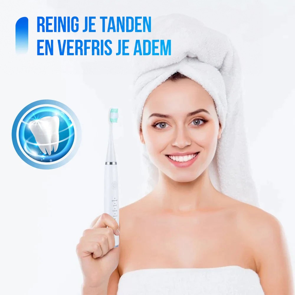 Lachende vrouw met handdoek om haar haar houdt de witte tandenreiniger met groene borstelkop omhoog, naast een glanzend tandpictogram. 1
