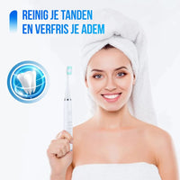 Lachende vrouw met handdoek om haar haar houdt de witte tandenreiniger met groene borstelkop omhoog, naast een glanzend tandpictogram. 1