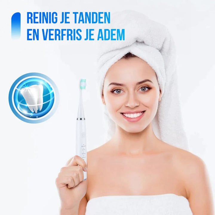 Lachende vrouw met handdoek om haar haar houdt de witte tandenreiniger met groene borstelkop omhoog, naast een glanzend tandpictogram. 1