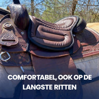 Bruin zadelkussen op een versierd westernzadel, buiten tussen de bomen op een paard 3