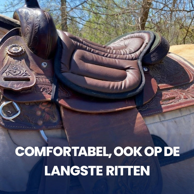 Bruin zadelkussen op een versierd westernzadel, buiten tussen de bomen op een paard 3