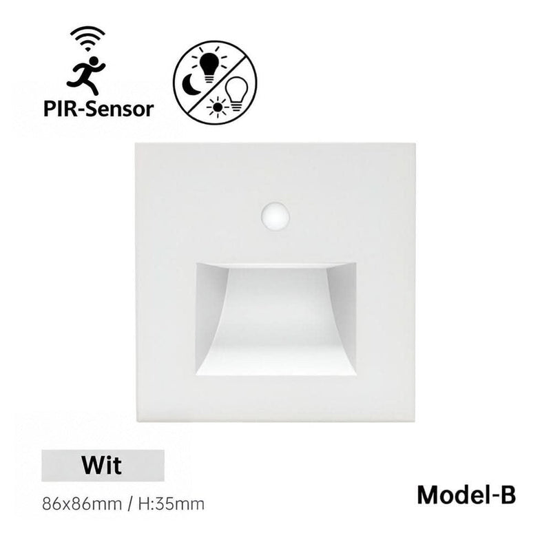 Wit vierkant wandlampje met sensor en diepe trapeziumvormige uitsparing, vooraanzicht op lichte achtergrond 10