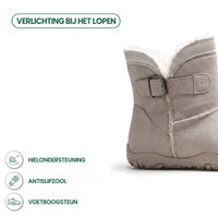 Achterkant van een grijsbeige suède laars met gesp en fleecevoering, met pictogrammen voor steun en zool 31