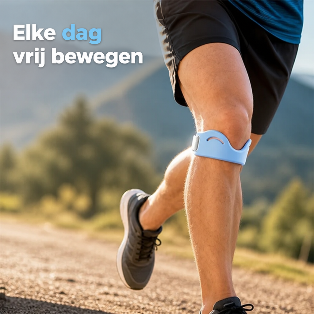 Hardloper op een bergpad draagt een lichtblauwe kniebandage onder de knieschijf, gezien vanaf zijn been tijdens het rennen. 1