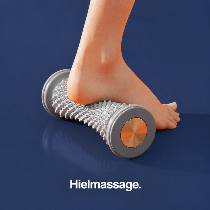 Blote hiel staat op de noppenroller, bedoeld voor massage van de hiel 5