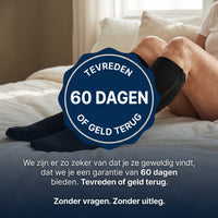 Benen in zwarte kniekousen op een bed, met een zegel voor de geldterugGarantie 10