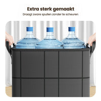 Opbergtas met drie grote waterflessen erin, vastgehouden bij de hengsels, om de stevige constructie te tonen. 9