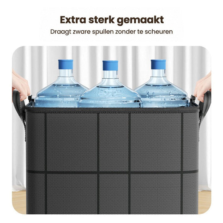 Opbergtas met drie grote waterflessen erin, vastgehouden bij de hengsels, om de stevige constructie te tonen. 9